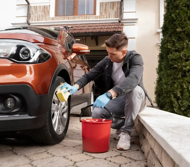 Lavage auto à domicile Levainville : professionnel intervenant sur un véhicule